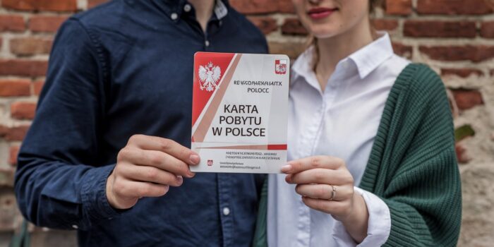 a photo of a russian couple holding a karta pobytu sV WijjfSFOakiN4 ZUaxg QTtVRm8zTlylz 9CB0tMnA